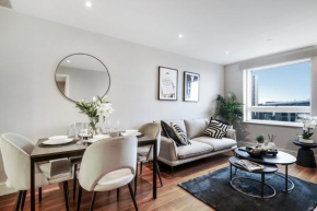 Stunning 2 bed, 2 bath high rise property minutes from Canary Wharf